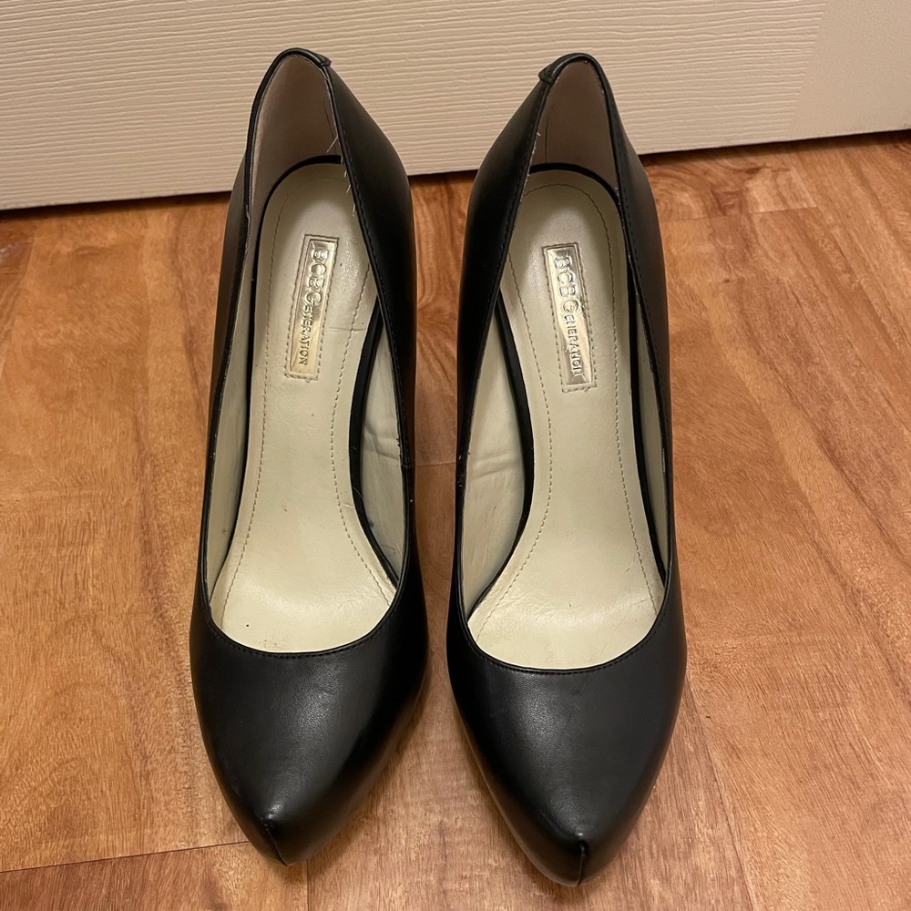 EUC BCBG Black Pumps